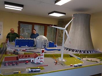 Helmut und Thomas Kortschack (im Bild hinten von links) legen nochmals Hand an errichtete Atomkraftwerk, für das das AKW Lingen an der Ems Modell gestanden hat. Und das Feuerwehrzentrum (links im Vordergrund) ähnelt dem Kulmbacher sehr. Foto: Klaus-Peter Wulf