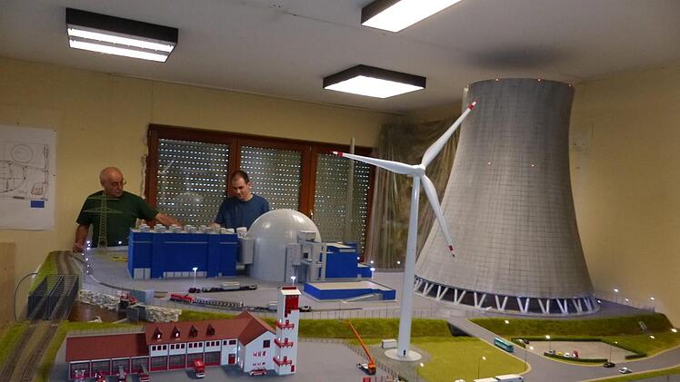 Helmut und Thomas Kortschack (im Bild hinten von links) legen nochmals Hand an errichtete Atomkraftwerk, für das das AKW Lingen an der Ems Modell gestanden hat. Und das Feuerwehrzentrum (links im Vordergrund) ähnelt dem Kulmbacher sehr. Foto: Klaus-Peter Wulf