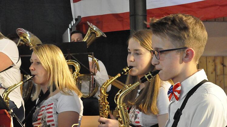 Die Trachtenkapelle des Musikvereines Schondra ist für gehobene Blasmusik bekannt. So auch bei ihrem Mottokonzert zum Thema Amerika, mit dem sie die Zuhörer überraschte.Foto: Peter Klopf