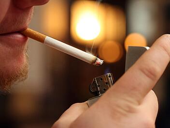 So ungefähr hatte es sich ein 26-Jähriger in Herrieden vorgestellt. Tatsächlich hatte er aber ein Handy statt eine Zigarette im Mund. Symbolbild: Lukas Barth/dpa