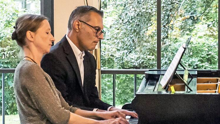 Anne-Kathrein Jordan und Antonio Grimaldi beeindruckten bei der Coburger Schubertiade mit vierhändigem Klavierspiel. Foto: Jochen Berger