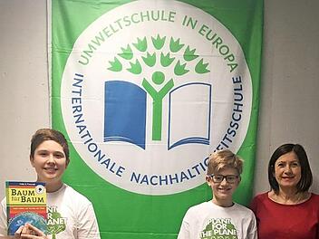Die beiden neuen Botschafter für Klimagerechtigkeit an der Wallburg-Realschule Eltmann, Andreas Berninger und Moritz Hempfling, denen Realschuldirektorin Manuela Küfner (von links) gratulierte  Foto: Günther Geiling