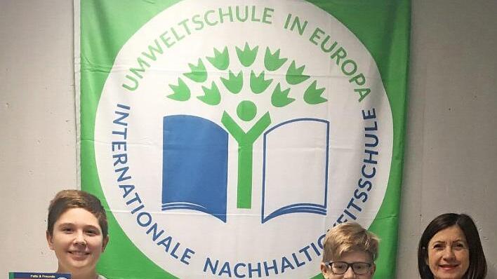 Die beiden neuen Botschafter für Klimagerechtigkeit an der Wallburg-Realschule Eltmann, Andreas Berninger und Moritz Hempfling, denen Realschuldirektorin Manuela Küfner (von links) gratulierte  Foto: Günther Geiling