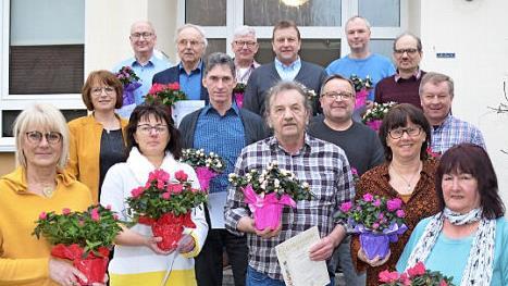 Die für 25 und 40 Jahre Mitgliedschaft geehrten Mitglieder mit der Vorsitzenden Karin Rech (zweite Reihe links) Foto: Thomas Micheel
