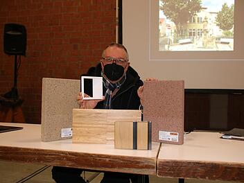 Jede Menge Anschauungsmaterial hatte Architekt Roland Nörpel in der jüngsten Stadtratssitzung mit dabei: In Weiß ist ein 3D-Modell der Fensterrahmen zu sehen, die aus Betonwerkstein gefertigt und in die bereits betonierten Löcher eingesetzt werden. Rechts und links sind mögliche Betonfarben zu sehen, dazwischen Muster für Fenster und Boden aus Eichenholz.