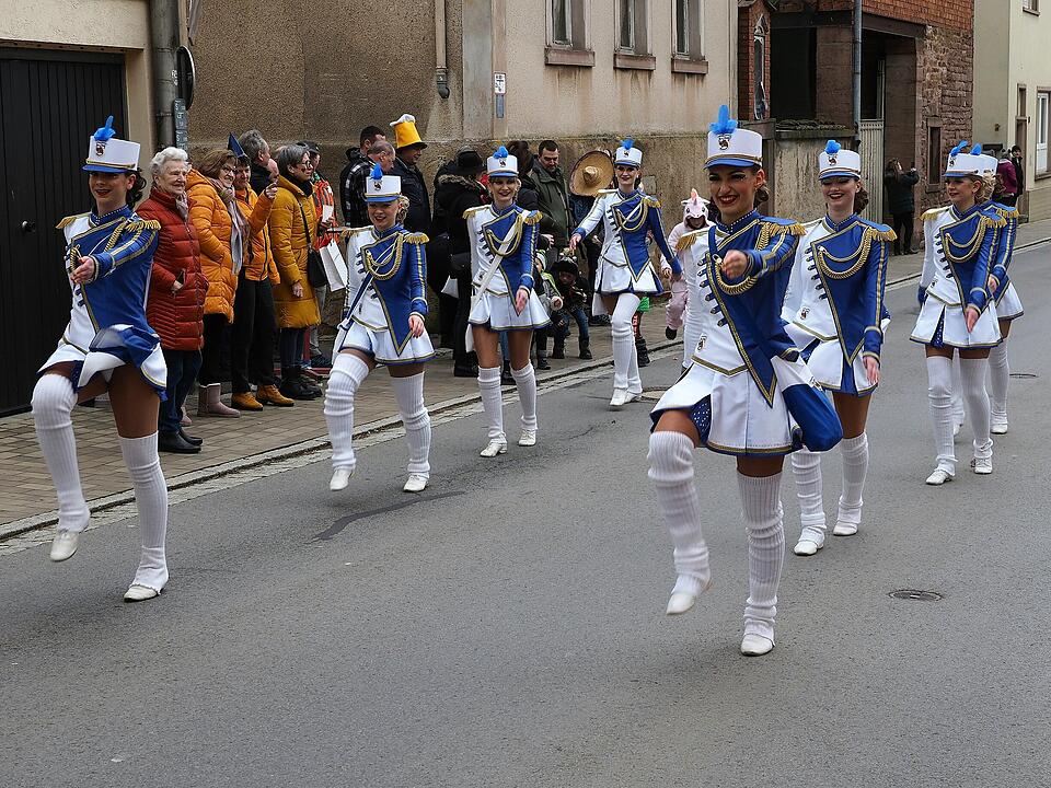 Mit vielen Fuß- und Musikgruppen