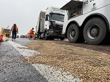 Kaffeebohnen bei Unfall auf A3 im Kreis Kitzingen verloren