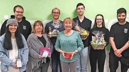 Sieger des Osterschießens (von links) Laura Porkristl, 1. Sportleiter Benedikt Müller-Bohley, Ruth Herrmann, Adrian Schneider, Irma Zink, André Bauer, Lena Schneider und 3. Sportleiter Robert Freund.