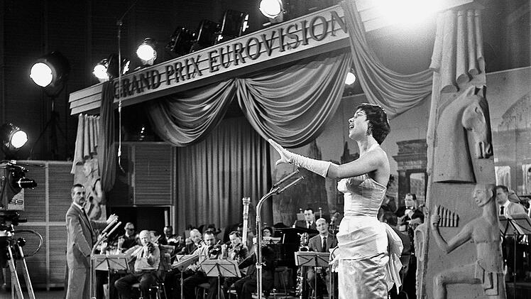 Erster deutscher Grand Prix-Wettbewerb auf deutschem Boden: 1957 im Gro&szlig;en Sendesaal des Hessischen Rundfunks in Frankfurt holt die Niederl&auml;nderin Corry Broken mit ihrem Lied "Net als toen" den Titel