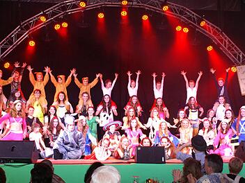 Das Finale bestimmte der große MCC-Jubiläumstanz mit Highlights der Showtänze der Garden aus den letzten Jahren.   Foto: Jürgen Rittmeier