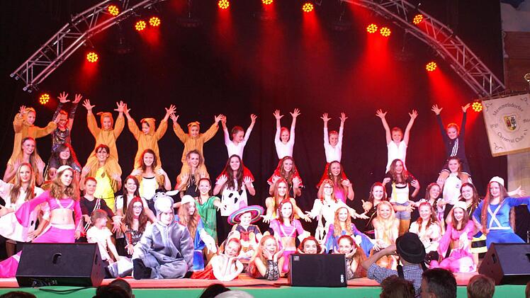 Das Finale bestimmte der große MCC-Jubiläumstanz mit Highlights der Showtänze der Garden aus den letzten Jahren.   Foto: Jürgen Rittmeier