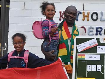 Schon vor vier Jahren tippte John-Kobina Mensah auf einen 2:1-Sieg für Ghana. Bei den Spielen der "Black Stars" sitzt seine ganze Familie mit den Töchtern Josean und Ireen (links) vor dem Fernseher.  Foto: Hühnlein