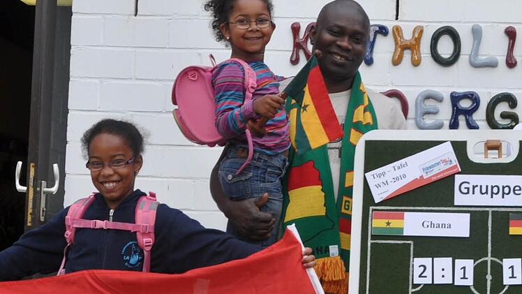 Schon vor vier Jahren tippte John-Kobina Mensah auf einen 2:1-Sieg für Ghana. Bei den Spielen der "Black Stars" sitzt seine ganze Familie mit den Töchtern Josean und Ireen (links) vor dem Fernseher.  Foto: Hühnlein