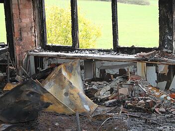 Völlig verwüstet durch das Feuer ist einer der Probenräume in der Gößmannsreuther Schule. Nach dem Willen des Stadtrats soll der zerstörte mittlere Gebäudeteil so schnell wie möglich wieder aufgebaut werden. Foto: Jürgen Gärtner