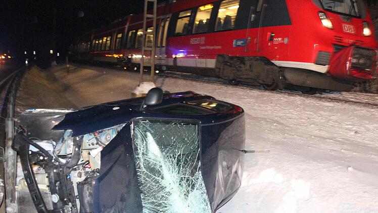 Das Auto der Frau landete zwischen Leitplanke und Bahndamm. Die Züge mussten langsam vorbeifahren. Foto: Friedwald Schedel