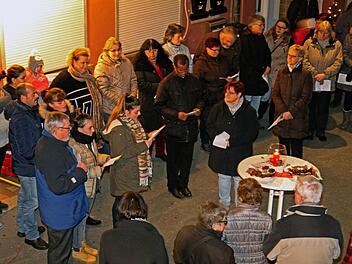 Enjelusha und Aneda Sejati lesen die deutschen und albanischen Texte, daneben (blaue Jacke) Josef Herzig, der im Sonnenhaus in Buckenhofen ehrenamtlich Deutsch unterrichtet, dahinter im linken Bereich einige der Asylbewerber.  Foto: Gitta Lauger