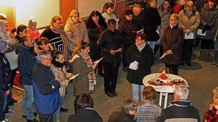 Enjelusha und Aneda Sejati lesen die deutschen und albanischen Texte, daneben (blaue Jacke) Josef Herzig, der im Sonnenhaus in Buckenhofen ehrenamtlich Deutsch unterrichtet, dahinter im linken Bereich einige der Asylbewerber.  Foto: Gitta Lauger
