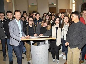 In der ehemaligen Synagoge empfing Bürgermeister Andreas Hügerich (links) Austauschschüler vom Lycée René Descartes aus Cournon und ihre Lehrkräfte.  Foto: Gerda Völk