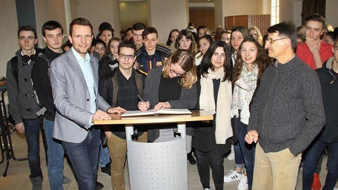 In der ehemaligen Synagoge empfing Bürgermeister Andreas Hügerich (links) Austauschschüler vom Lycée René Descartes aus Cournon und ihre Lehrkräfte.  Foto: Gerda Völk