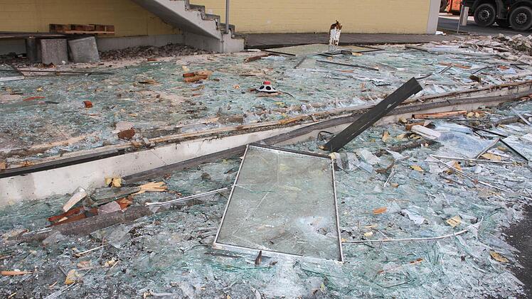 Glasscherben ohne Ende - mehr ist vom Übergang nicht geblieben.