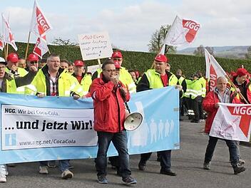 Am 11. April verliehen Mitarbeiter des Knetzgauer Werkes mit einem Streik und einem Protestzug vom Unternehmen zum TSV-Sportheim ihrer Forderung nach mehr Geld Nachdruck. Mit Erfolg, wie sich jetzt herausgestellt hat. Vorne (in der roten Jacke mit Lautsprecher) ist Ibo Ocak zu sehen.  Foto: Christiane Reuther/Archiv