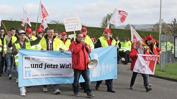 Am 11. April verliehen Mitarbeiter des Knetzgauer Werkes mit einem Streik und einem Protestzug vom Unternehmen zum TSV-Sportheim ihrer Forderung nach mehr Geld Nachdruck. Mit Erfolg, wie sich jetzt herausgestellt hat. Vorne (in der roten Jacke mit Lautsprecher) ist Ibo Ocak zu sehen.  Foto: Christiane Reuther/Archiv