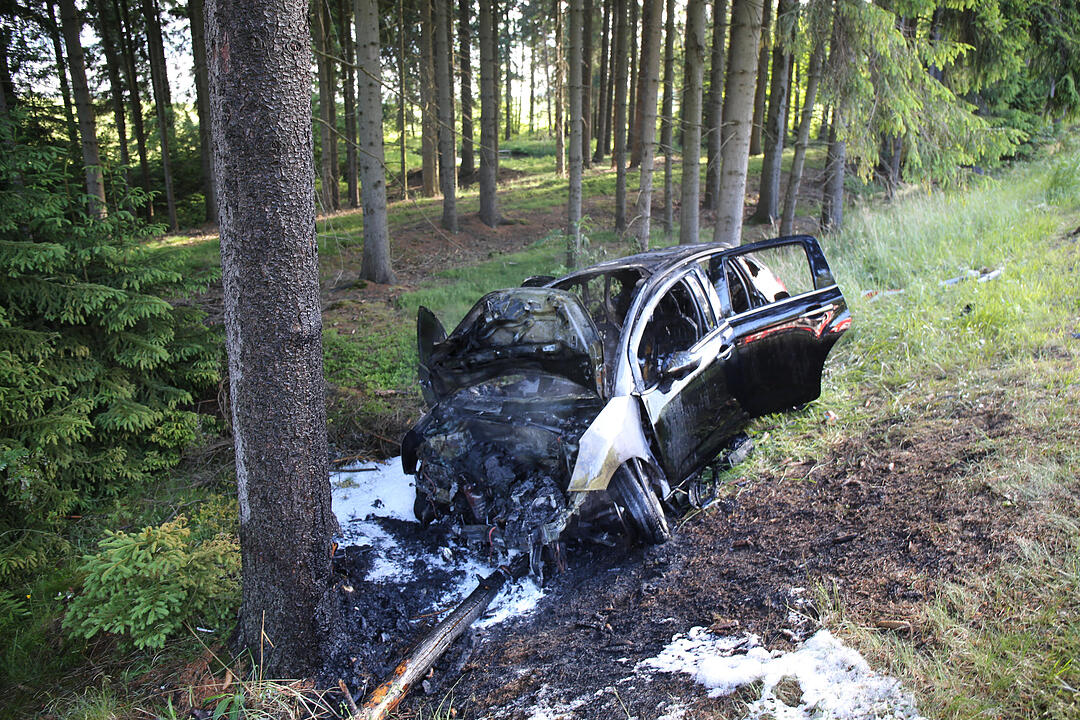 Helmbrechts: Auto gegen Baum gekracht und in Flammen aufgegangen