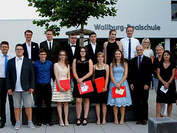 Stolz nahmen die Schulbesten und Preisträger ihre Zeugnisse in Empfang. Unser Bild zeigt die Ausgezeichneten mit den Vertretern der Schule, der Stadt, des Landkreises und den Sponsoren. Vorne von links: Elternbeiratsvorsitzender Martin Ullrich, Elias Haupt, Kolonat Wickles, Sabrina Goger, Jenny Hohner, Anna-Lena Werb, Annika Wohlleber, Landrat Wilhelm Schneider und Direktorin Manuela Küfner (Zweite von rechts). Hinten, ab Zweitem von links: David Eisinger, Jonas Wirth, Christian Knoblach sow...