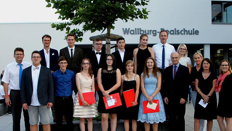 Stolz nahmen die Schulbesten und Preisträger ihre Zeugnisse in Empfang. Unser Bild zeigt die Ausgezeichneten mit den Vertretern der Schule, der Stadt, des Landkreises und den Sponsoren. Vorne von links: Elternbeiratsvorsitzender Martin Ullrich, Elias Haupt, Kolonat Wickles, Sabrina Goger, Jenny Hohner, Anna-Lena Werb, Annika Wohlleber, Landrat Wilhelm Schneider und Direktorin Manuela Küfner (Zweite von rechts). Hinten, ab Zweitem von links: David Eisinger, Jonas Wirth, Christian Knoblach sow...