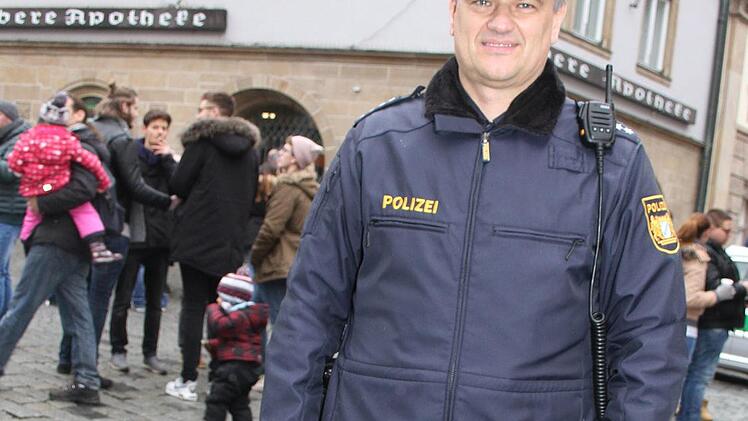 Polizeichef Peter Hübner war zum ersten Mal beim Frühschoppen am Morgen des Heiligen Abends in Kulmbach dabei. "Alles ist ganz entspannt", zog er eine Bilanz.Sonny Adam
