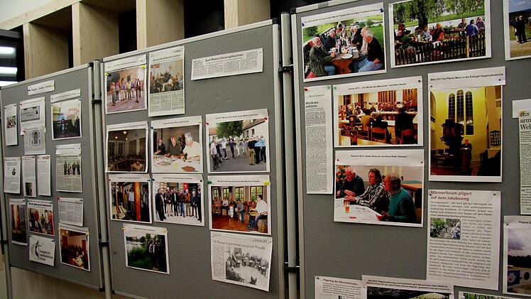 Zehn Jahre auf Stellwänden präsentiert  Richard Sänger