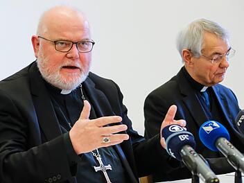 Kardinal Marx (rechts) will ihn, Erzbischof Schick nicht - den Kommunionempfang in Einzelfällen  auch für  evangelische Christen  . Matthias Hoch