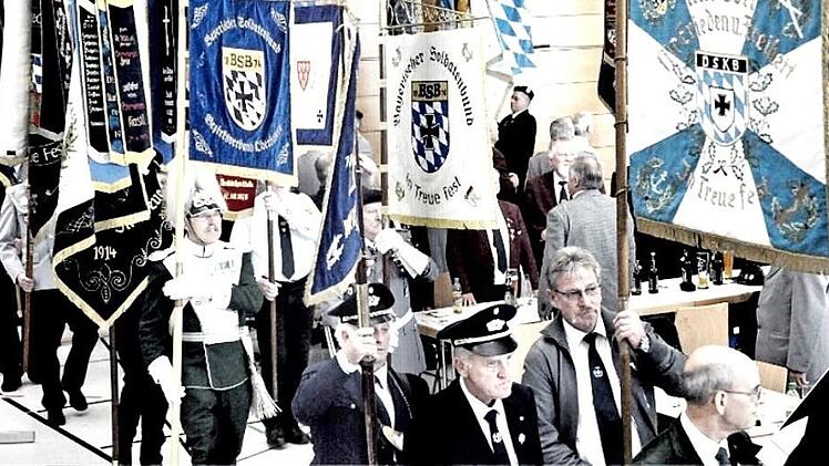 Einmarsch der Fahnenabordnungen bei einer Landesversammlung  Foto: Ralf Olmesdahl / BSB