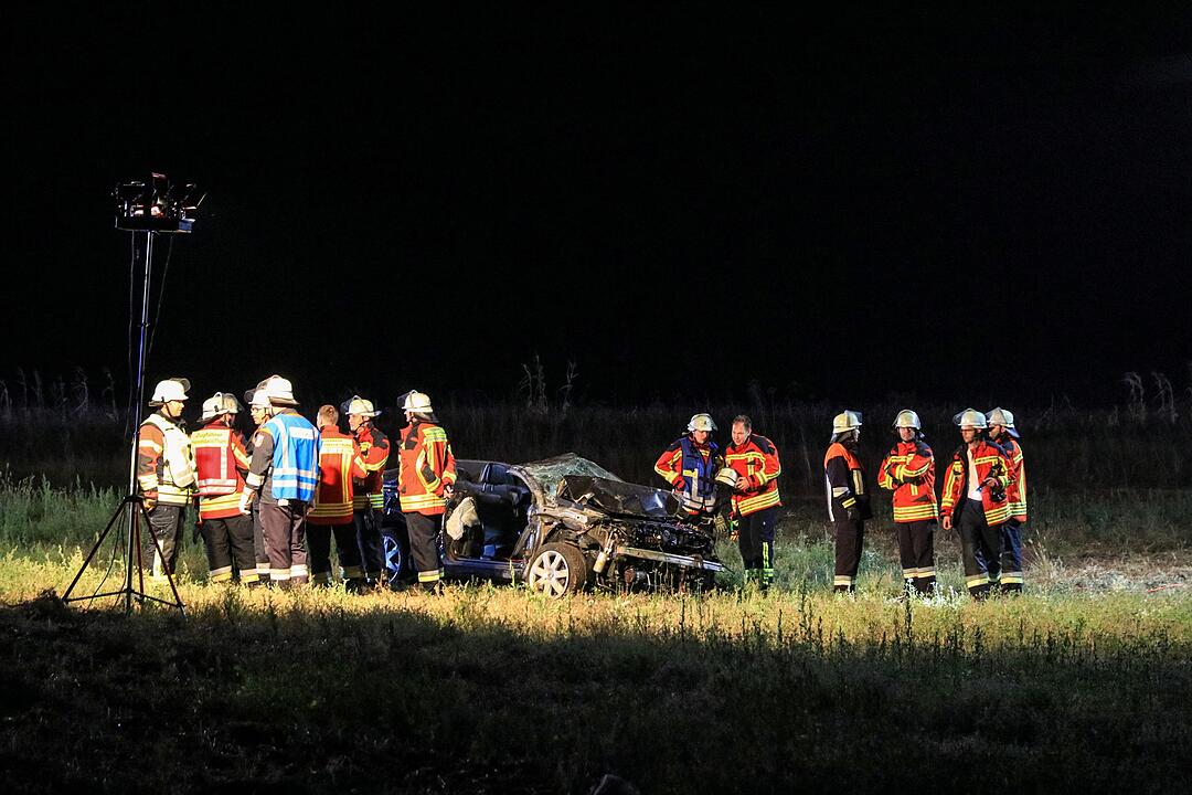 Kreis Erlangen: Cabrio überschlägt sich auf Acker mehrfach - Fahrer schwer verletzt