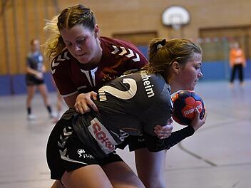 Melina Rothenbücher (am Ball) verbuchte mit den Mädels des HC Forchheim einen Auftakt nach Maß in der Landesliga Nord, wo der Aufsteiger nach dem ersten Spieltag auf Rang 2 steht. Fotos: Sportfoto Zink