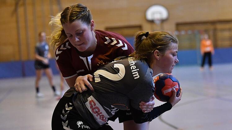 Melina Rothenbücher (am Ball) verbuchte mit den Mädels des HC Forchheim einen Auftakt nach Maß in der Landesliga Nord, wo der Aufsteiger nach dem ersten Spieltag auf Rang 2 steht. Fotos: Sportfoto Zink