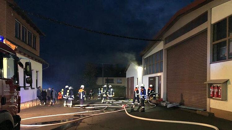 Einen  "Brand" in der Produktionshalle der Firma Heckelmann in Waldfenster  galt es zu bek&auml;mpfen. Foto: Thomas Straub