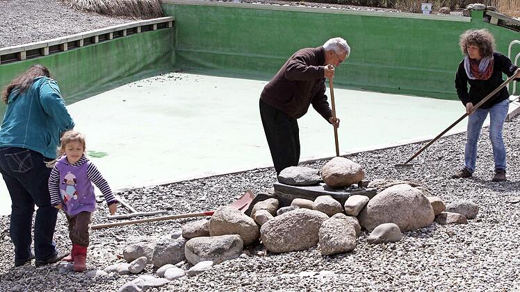 Die Mitglieder des Naturbadf&ouml;rdervereins bringen die Au&szlig;enanlagen der Badest&auml;tte in Ordnung. Im Mai soll die Badesaison er&ouml;ffnet werden.