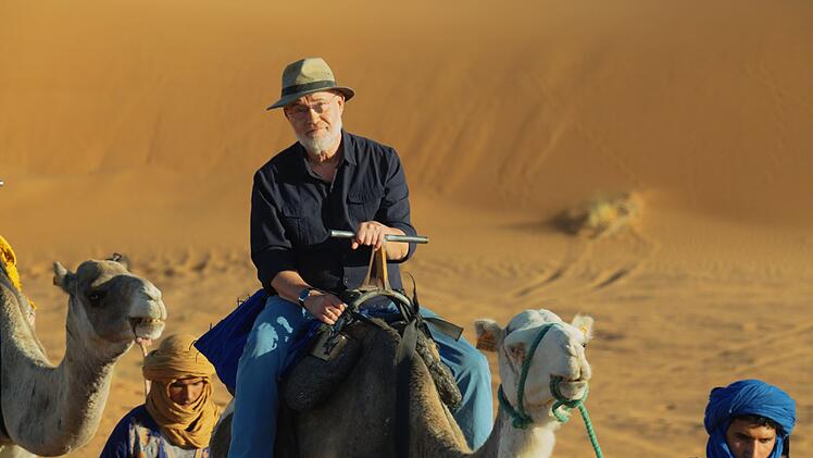 Woher nahmen die Beduinen ihr Wissen? -Harald Lesch auf einem Dromedar im Erg Chebbi, Marokko.