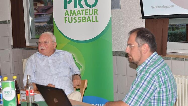 Sorgten für Transparenz: BFV-Bezirksvorsitzender Rolf Eppelein (links) und Moderator Stefan Hemmerich. Foto: Jürgen Schmitt