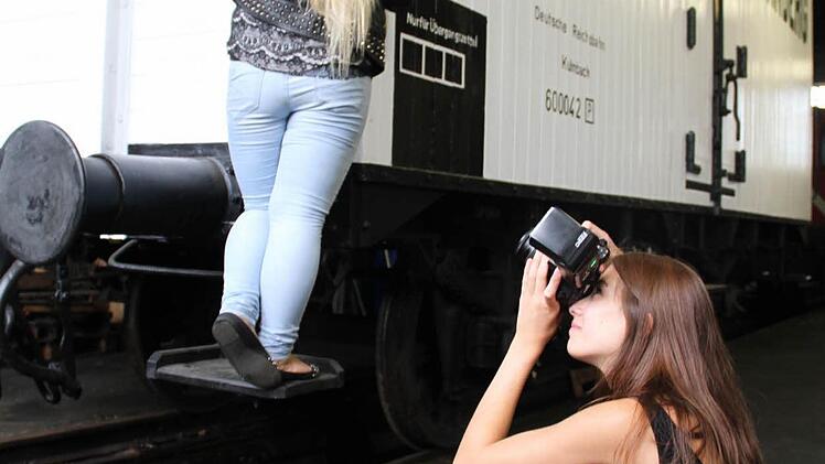 Mit einem Fotoshooting endete das Mädchenprojekt. Rechts die engagierte Hobbyfotografin Margit Wiesmann, links eine Teilnehmerin.  Foto: gst