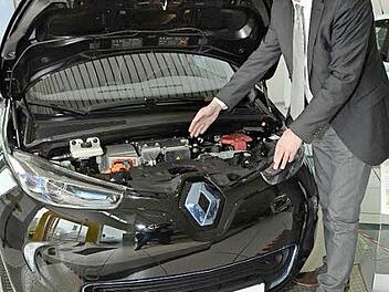 Renault-Experte Frank Fimmel zeigt das Innenleben des Modells "Zoe".