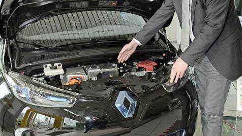 Renault-Experte Frank Fimmel zeigt das Innenleben des Modells "Zoe".