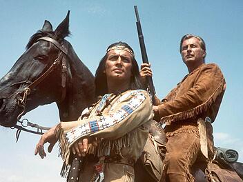 Pierre Brice (l) als Apachen-Häuptling Winnetou und Lex Barker als sein Blutsbruder Old Shatterhand in einer Szene des Karl-May-Films "Im Tal des Todes" (undatierte Aufnahme). Archivfoto: dpa