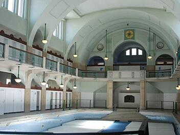 Seit über 20 Jahren steht das Jugendstil-Schwimmbad in Nürnberg bereits leer. Foto: privat