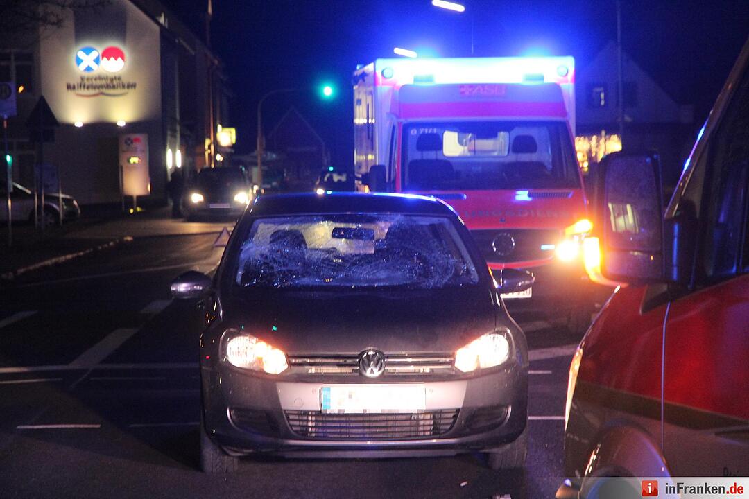 Auto erfasst zwei Fußgänger in Igensdorf