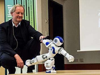 Ulrich Eberl stellt seinen tanzenden Roboter Tao beim Festival "Coburg liest" vor. Foto: Jochen Berger