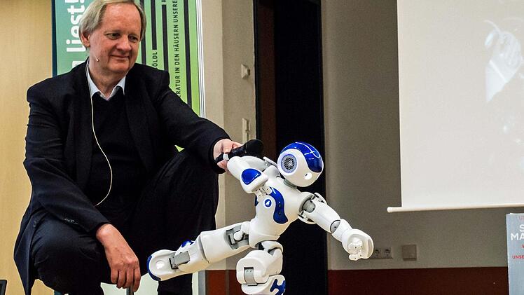 Ulrich Eberl stellt seinen tanzenden Roboter Tao beim Festival "Coburg liest" vor. Foto: Jochen Berger