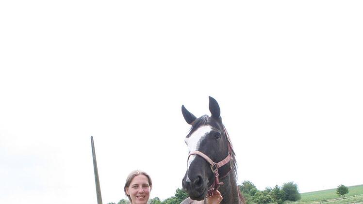 Haben ihre Rollen bei den Florian-Geyer-Spielen gefunden: Yvonne Göbel spielt die kämpferische Berta von Bruneck, ihr Wallach Wanata übt Zurückhaltung und hat einen stehenden Part.