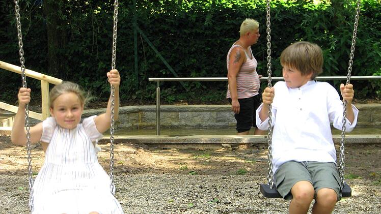 Immer beliebt - die Schaukel Foto: Norbert Karbach